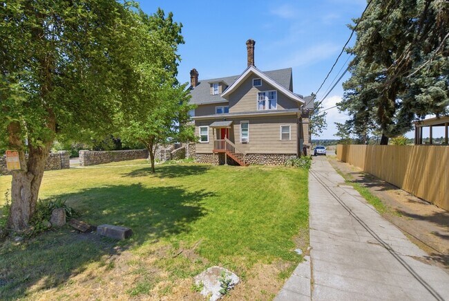 Building Photo - 2623 W Maxwell Ave