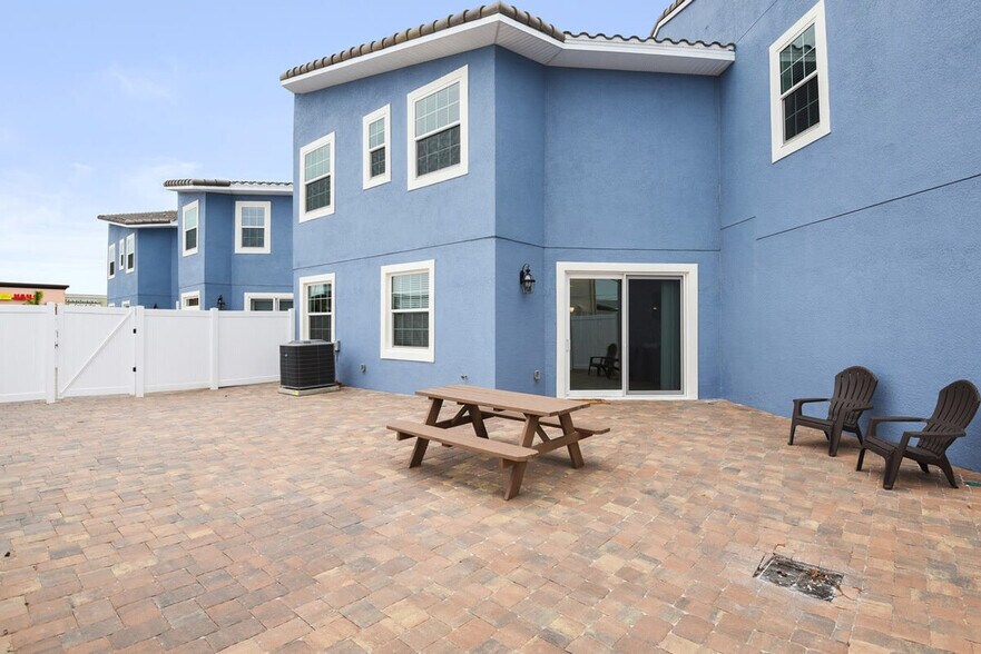 Building Photo - 132 Mediterranean Way