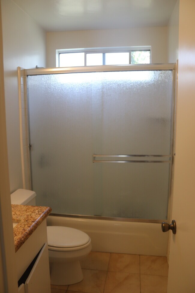 Hall Bathroom - 2740 E De Soto St