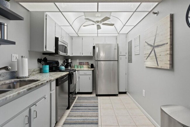 Building Photo - Beautifully Furnished Annual 2BR/2BA Condo...