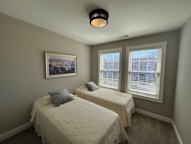 Building Photo - Spacious 3-Bedroom Townhouse in Prime Exet...