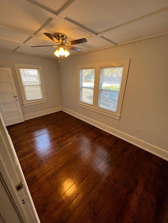 Building Photo - Remodeled spacious home in great location!