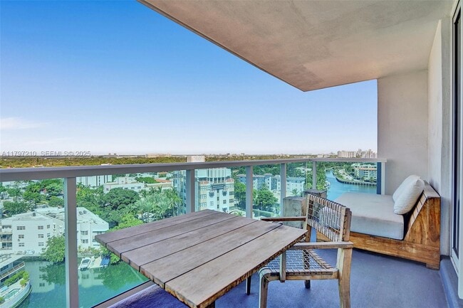 Building Photo - 102 NE 24th St