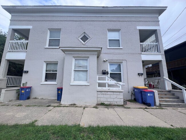 Primary Photo - Upper One Bedroom - Close to Downtown Gran...