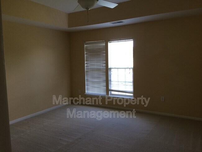 Building Photo - 305 Londonderry Ct