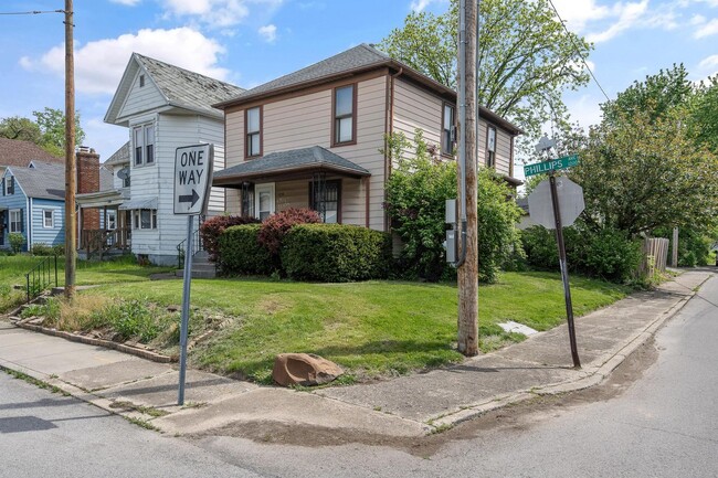 Building Photo - Large 4 Bedroom Home