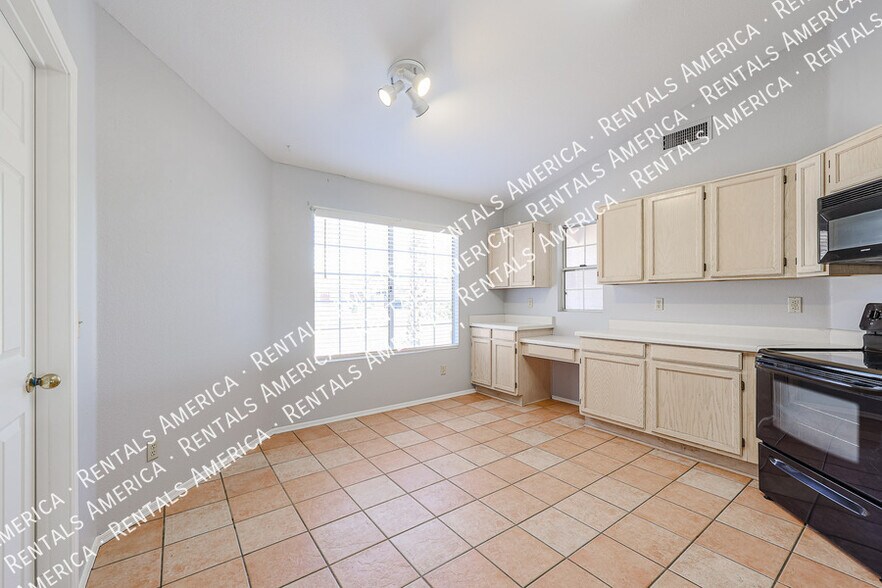 Building Photo - 5515 E Farmdale Ave