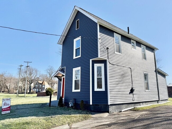 Building Photo - 924 Spring Ave NE