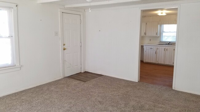 Building Photo - ADORABLE HOME ON LARGE LOT