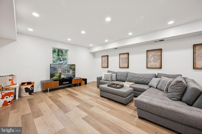 Building Photo - 6 Spring Hill Ct