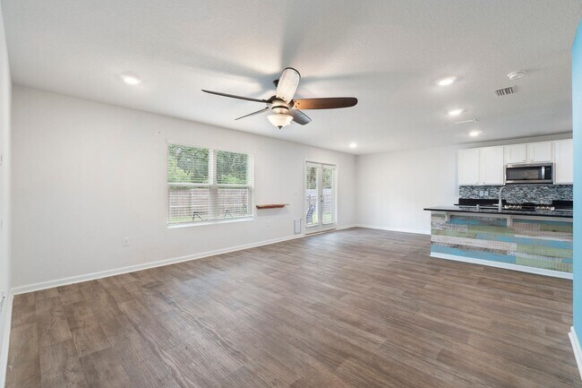 Building Photo - Creative Charm Meets Modern Comfort in Thi...