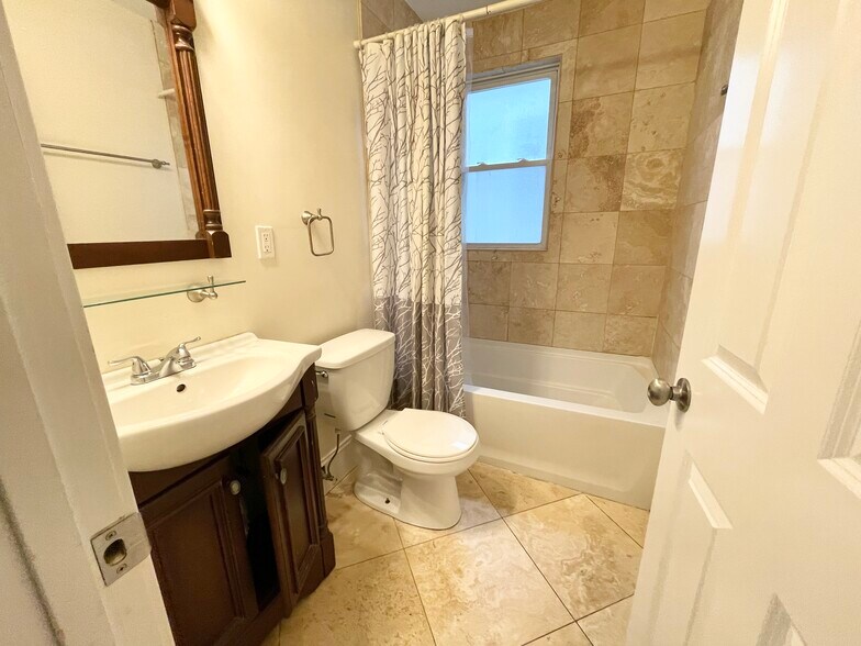 Building Photo - 178 Hillside St