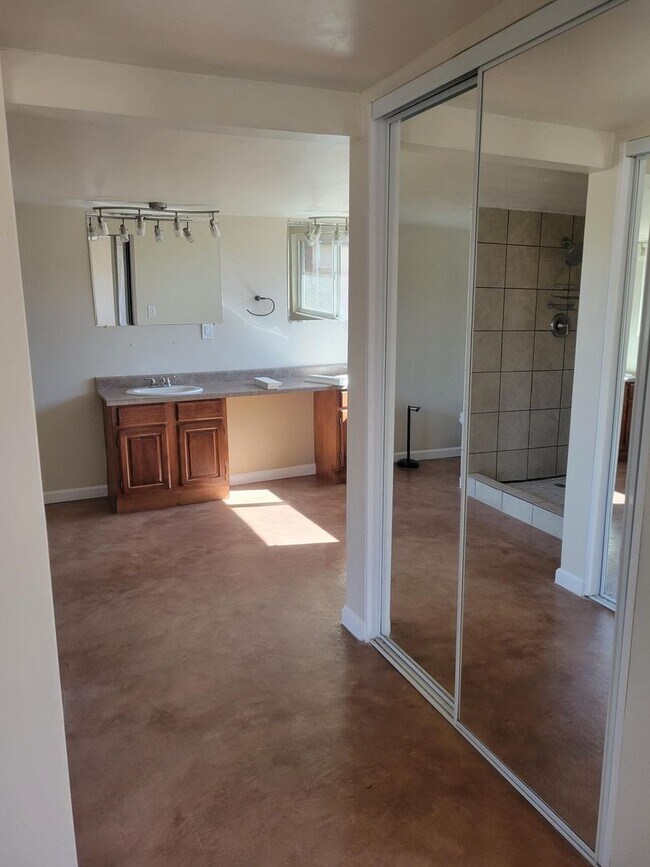 Building Photo - 3 bedroom/2 Bath with added Studio