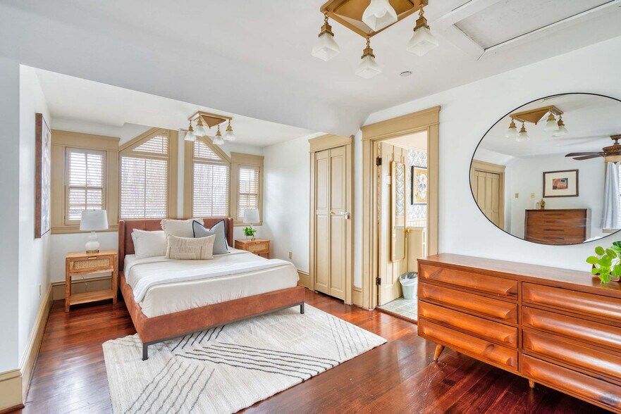 Building Photo - 2104 NW Everett St