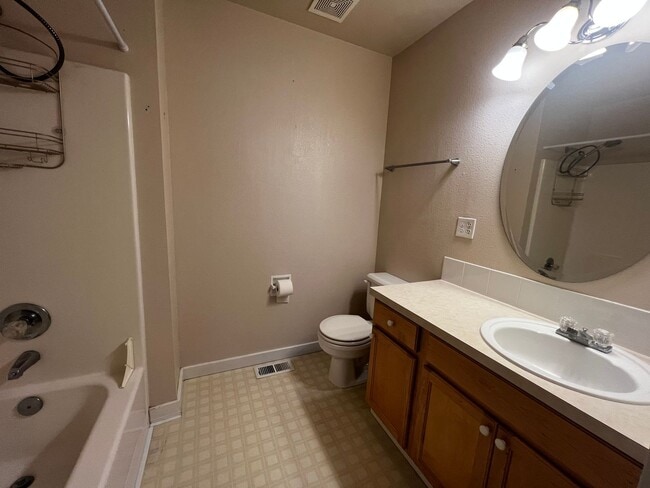 Building Photo - DuPont, 2 bedroom, 2 bath condo with A/C