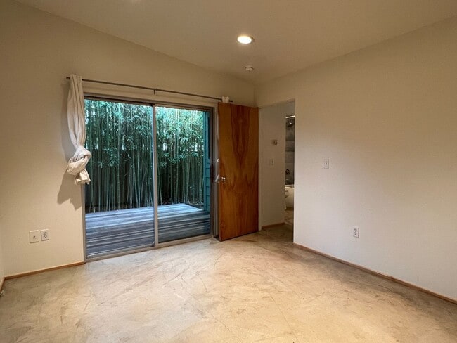 Building Photo - Super Sweet, Modern Style Back House
