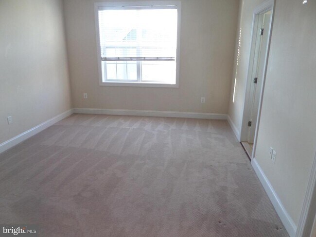 Building Photo - 15998 Greymill Manor Dr