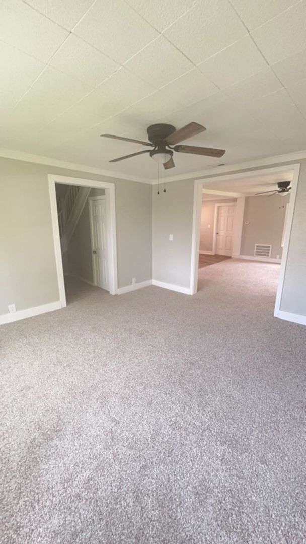 Building Photo - Fully Renovated Spacious 3 Bedroom 1.5 Bat...