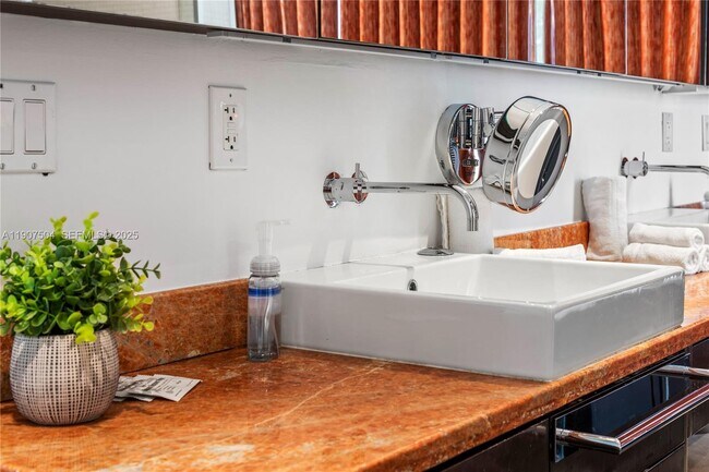 Building Photo - 1606 S Bayshore Dr