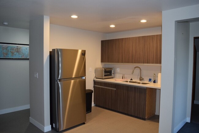 Building Photo - 402 S Clementine St