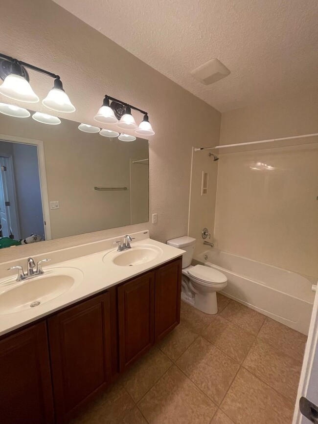 Building Photo - Immaculate 4 bdr, 2 1/2 bath w/2 car garag...