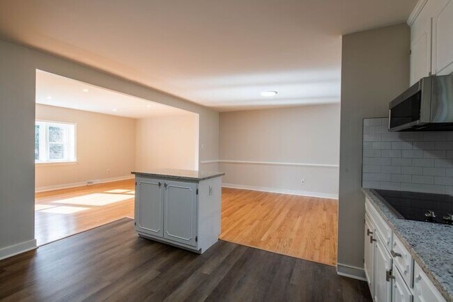 Building Photo - Newly remodeled 3/2.5