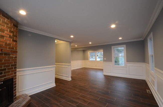 Building Photo - 23247 W N Lakewood Ln