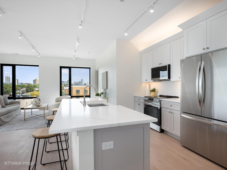 Building Photo - 3202 N Racine Ave