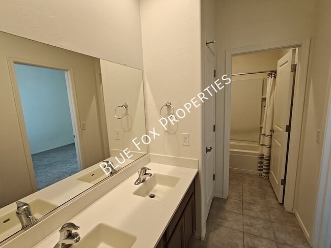 Building Photo - 5525 W Lazy Farm Dr