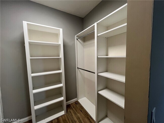 Building Photo - 5365 Cove Cir