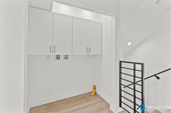 Building Photo - 3005 La Paz Dr