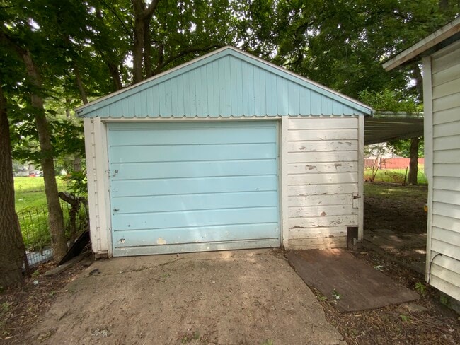 Building Photo - 610 Harmon St