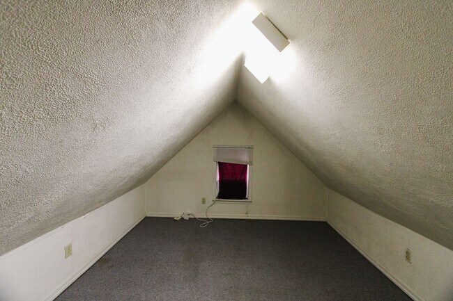 Building Photo - Preleasing for August 2026! 3 Bedroom, 1 bathroom, Pet-Friendly with In-Unit Washer & Dryer!