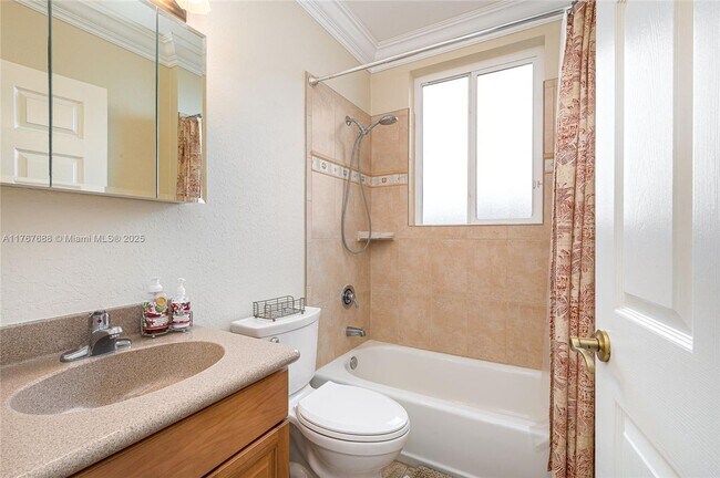 Building Photo - 208 SE 15th St