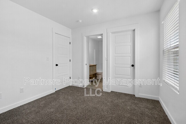 Building Photo - 881 Ventnor Ave
