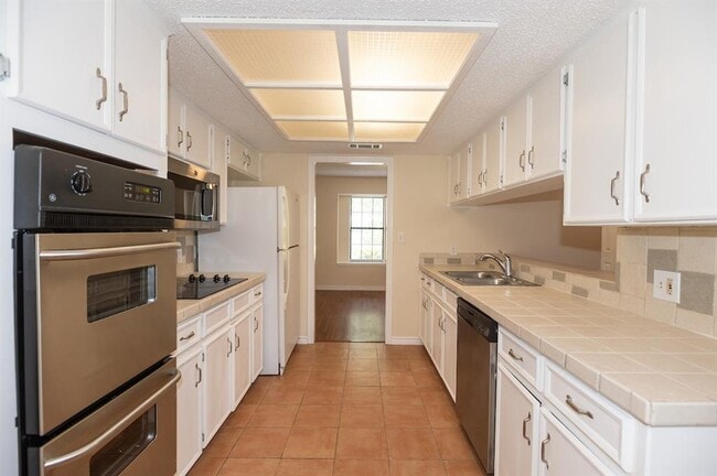 Building Photo - 1013 Ramble Creek Dr