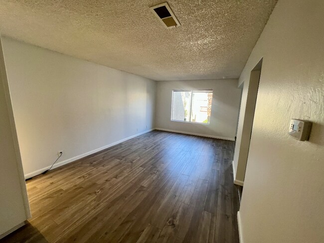 Building Photo - Updated 2 bedroom condo in a gated community in Concord!