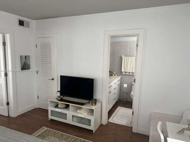 Building Photo - 1650 N Riverside Dr