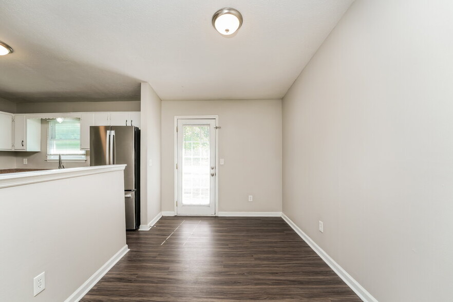Building Photo - 2098 Drake Ct