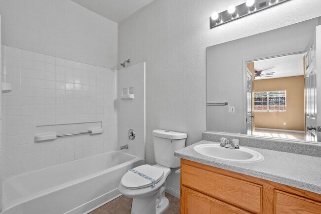 Building Photo - BEAUTIFUL 2 Bedroom Condo near Nellis Airf...