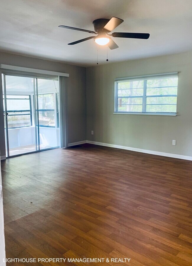 Building Photo - Cozy 2/1 duplex