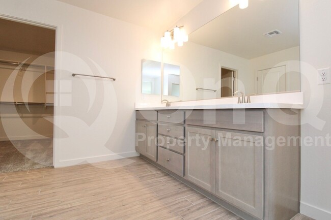 Building Photo - 2957 E Cherry Hill Dr