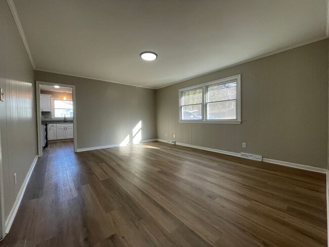 Building Photo - Remodeled Rancher Style Home