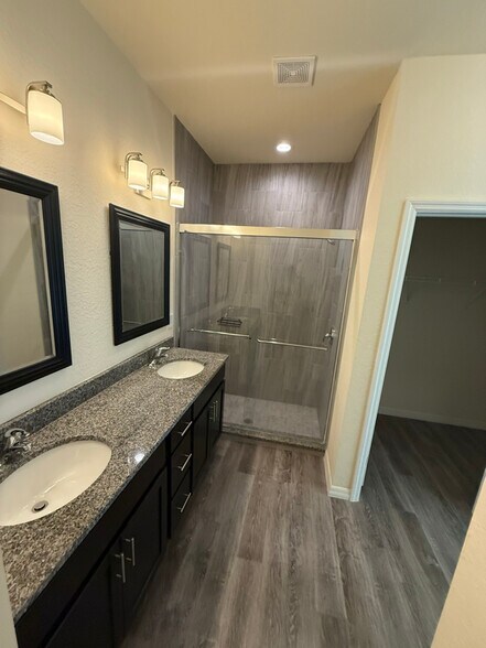 Building Photo - 1136 S Hilton Cir