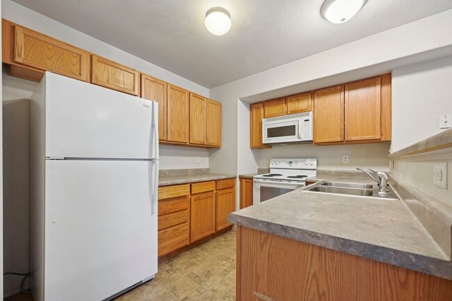 Building Photo - Wonderful End-unit townhome that backs to beautiful open space!