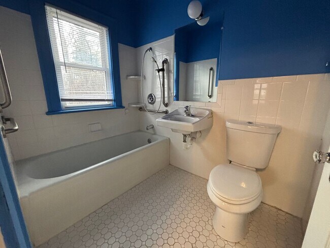 Building Photo - Charming Hilltop Home with Stunning City Views