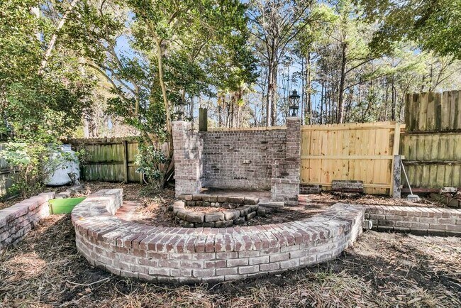 Building Photo - 121 Sully St