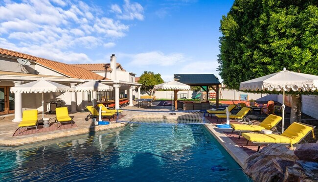 Building Photo - 2431 E Laurel St