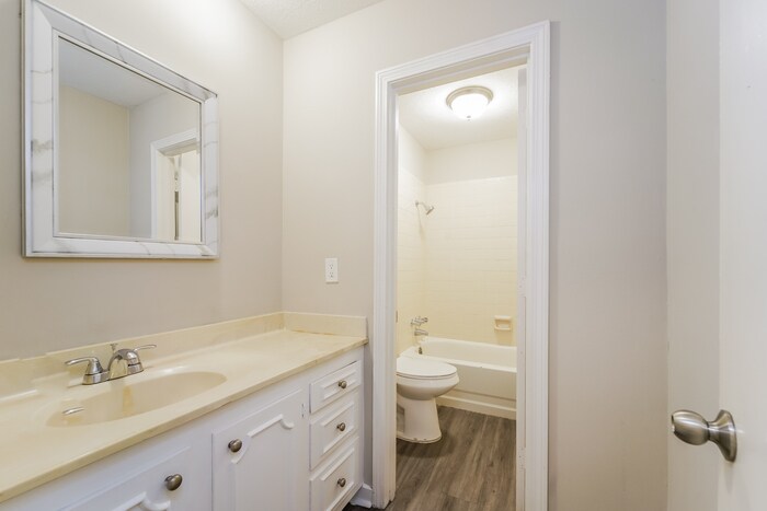 Building Photo - 209 Spanish Oak Dr