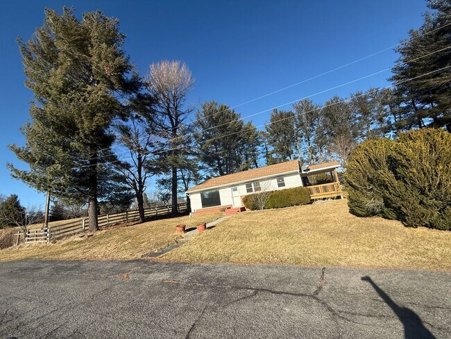 Building Photo - 300 Monticello Ln